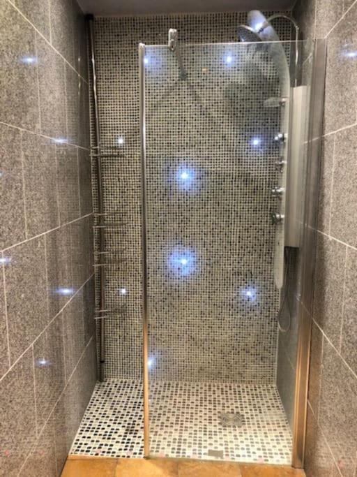 Cosy Studio Design With Modern Bathroom Vaureal المظهر الخارجي الصورة