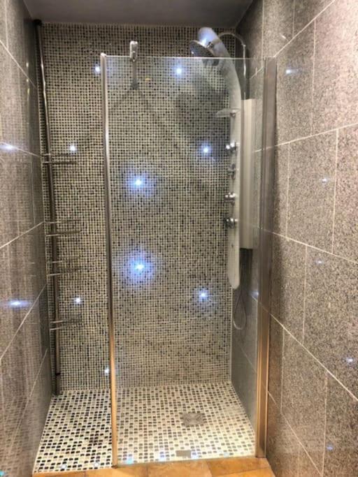 Cosy Studio Design With Modern Bathroom Vaureal المظهر الخارجي الصورة